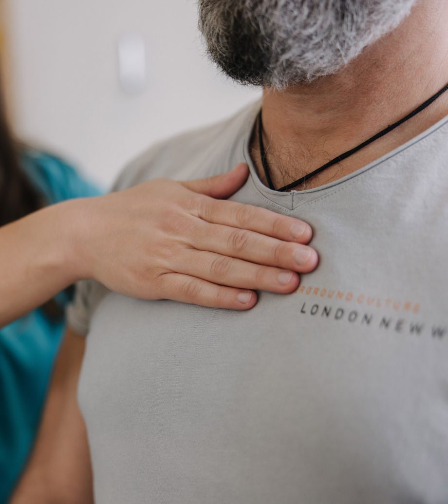 Detailaufnahme einer Handmassage zur Linderung von Muskelverspannungen.